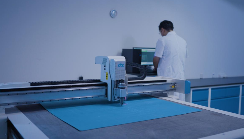 智能數(shù)控自動裁樣機。